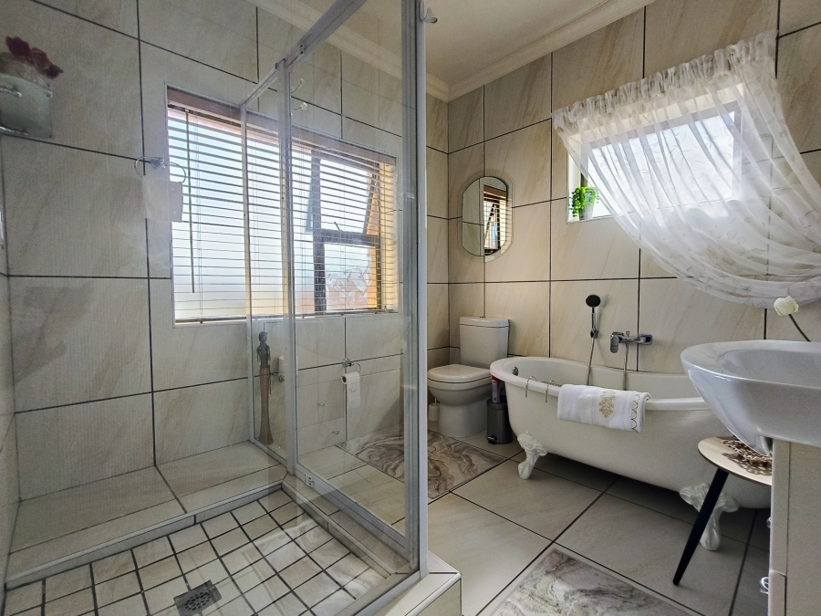 4 Bedroom Property for Sale in Wavecrest Eastern Cape